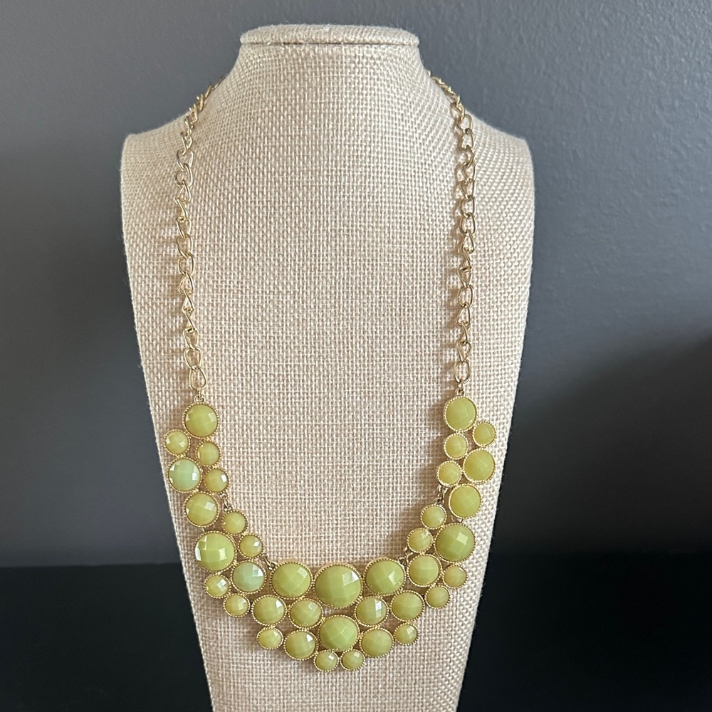 💛💚 Women’s statement necklace gold tone green yellow lightweight
